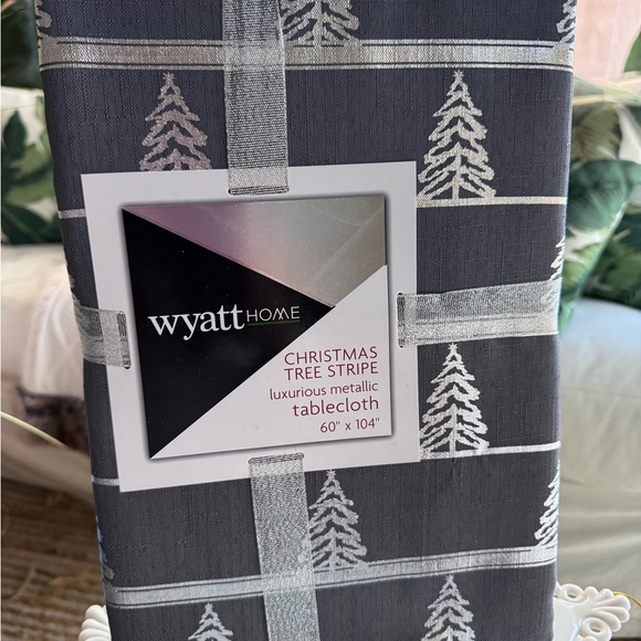 NIP! Silver & Gray Metallic Christmas Tree Tablecloth - Picture 1 of 6